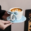 أكواب فطور من أكواب القهوة في كأس فطور من كأس الفخار الخلاق، مع قوس حلاوة رفيع المستوى عبر الحدود details Picture